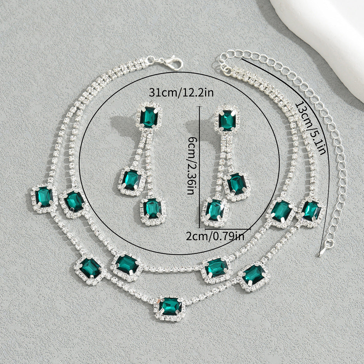 Set di collana a due strati lusso minimalista con ciondolo verde smeraldo e intarsi in diamante per donna, catena a serpente con motivo geometrico e orecchini a cerchio abbinati