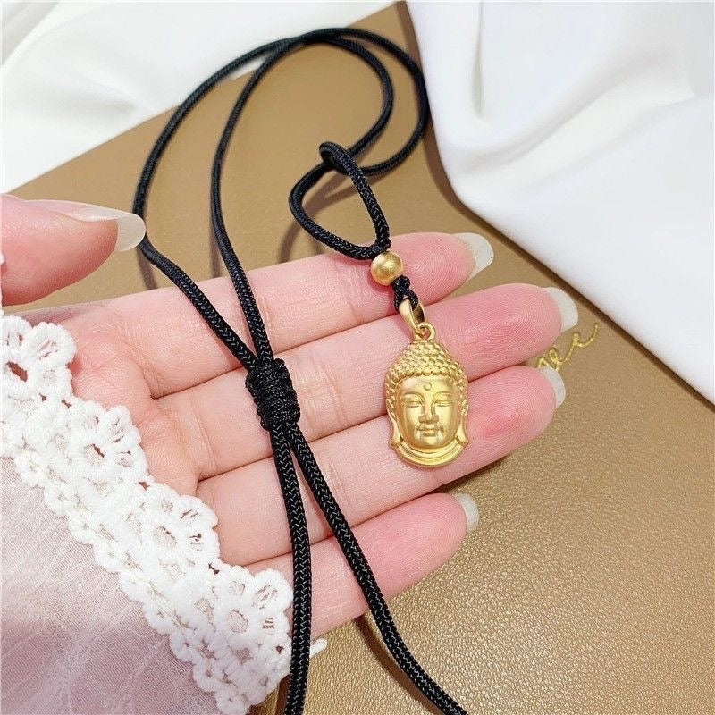 Collana Minimalista Geometrica a Ciondolo Buddha in Acciaio al Titanio Placcato Oro con Cordino Nero