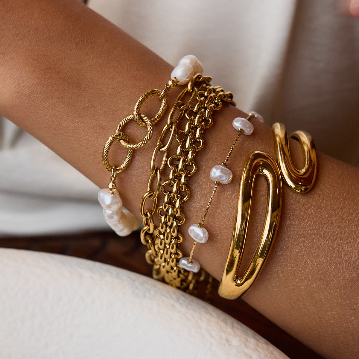 Elegant 18K Gold Plated Geometric Stainless Steel Bracelet with Pearl Inlay for Women