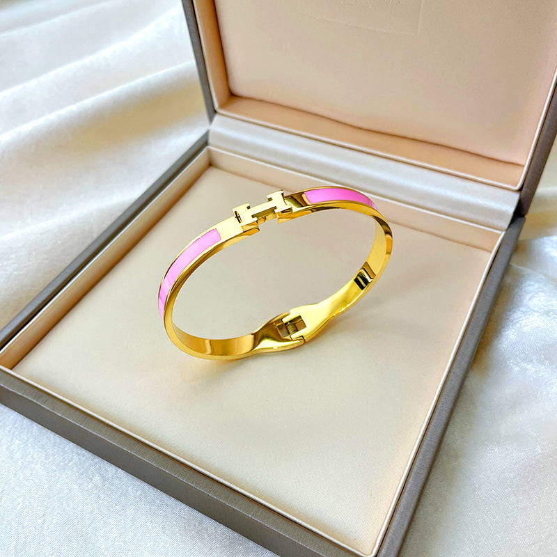 Bracciale minimalista in titanio e acciaio placcato oro rosa con intarsio in strass e design dalla forma irregolare