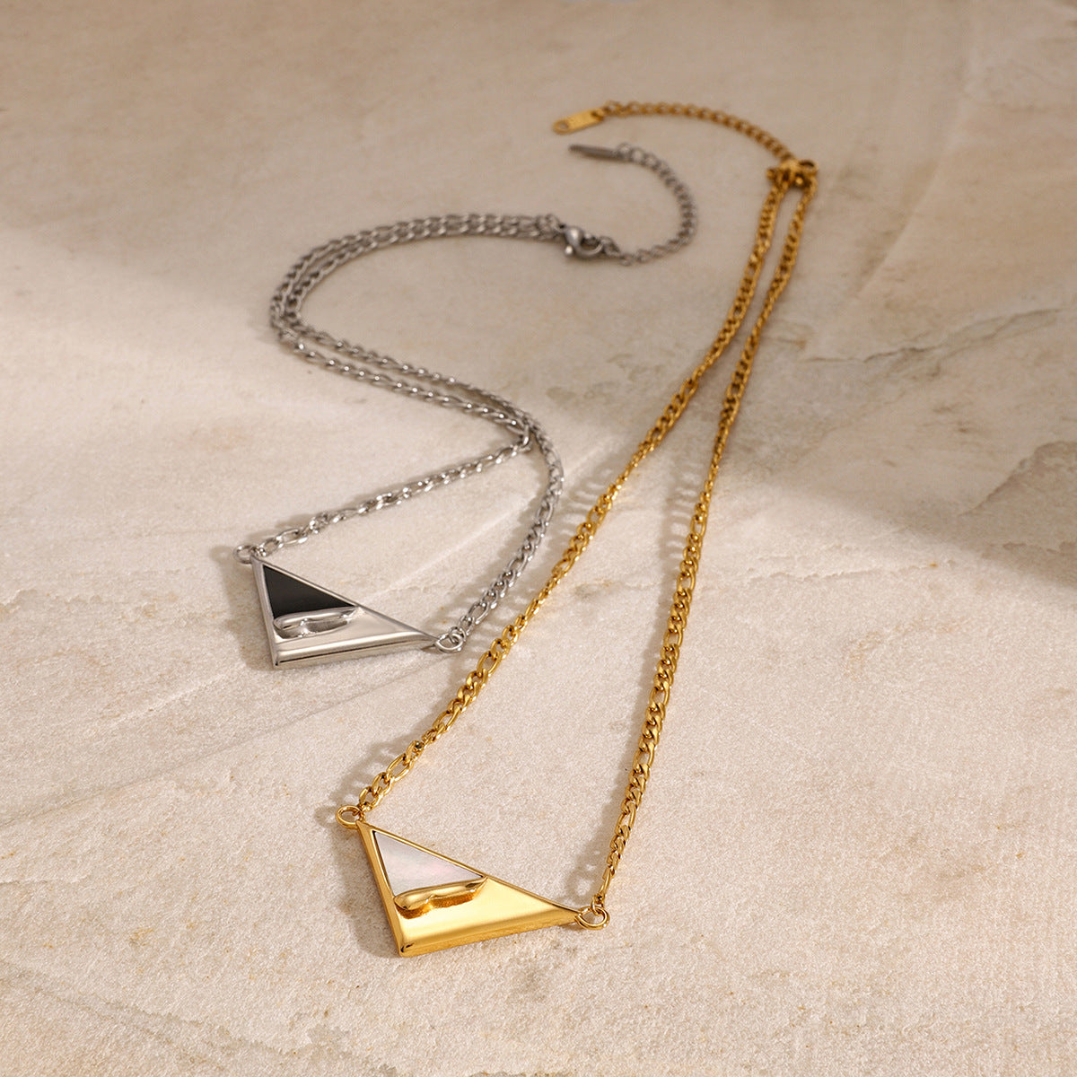 Collana con Ciondolo a Conchiglia Geometrica in Acciaio Inossidabile con Finitura Galvanizzata da Donna, Catena Minimalista a Clavicola Stile Medaglione