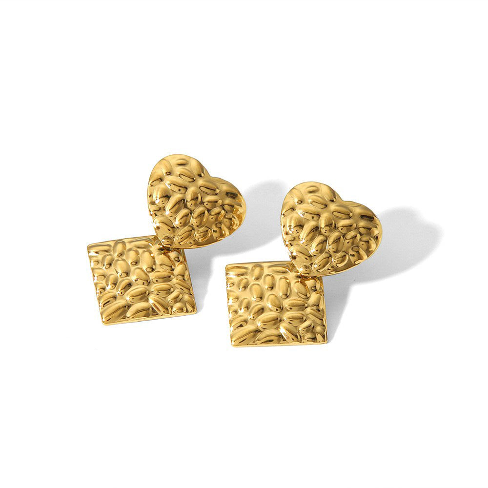 Pendientes cuadrados minimalistas de corazón de acero de titanio con textura martillada y baño de oro de 18 quilates para un uso hipoalergénico e impermeable