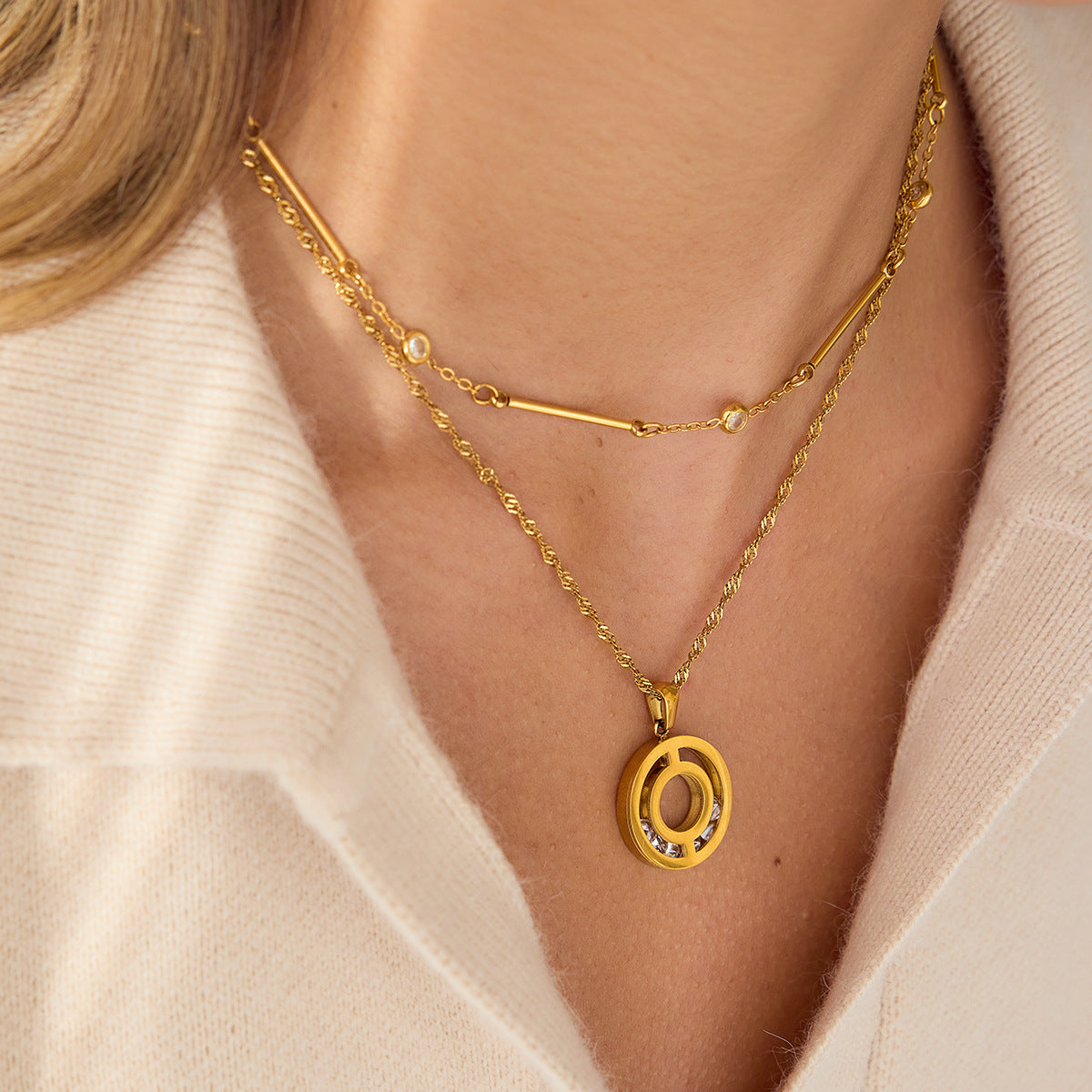 Collana con Pendente Geometrico in Acciaio Inossidabile con Ciondolo in Acciaio al Titanio e Finitura Placcata per Donna