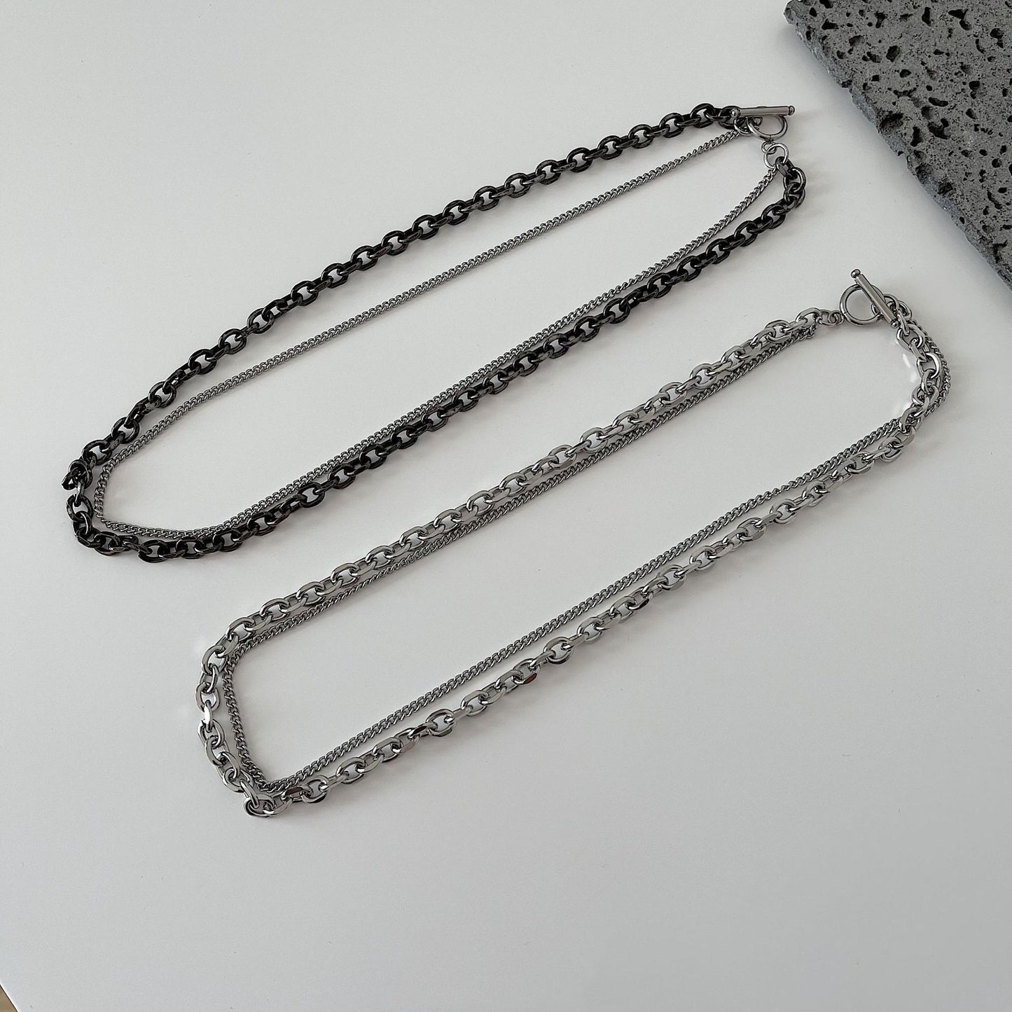 Collar de acero de titanio geométrico de doble capa estilo vintage con acabado chapado para hombres y mujeres