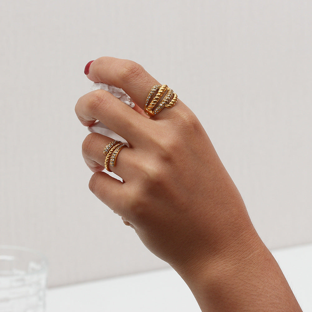 Anello geometrico minimalista alla moda in acciaio inossidabile placcato oro 18K con piuma accentuata da strass a quattro livelli