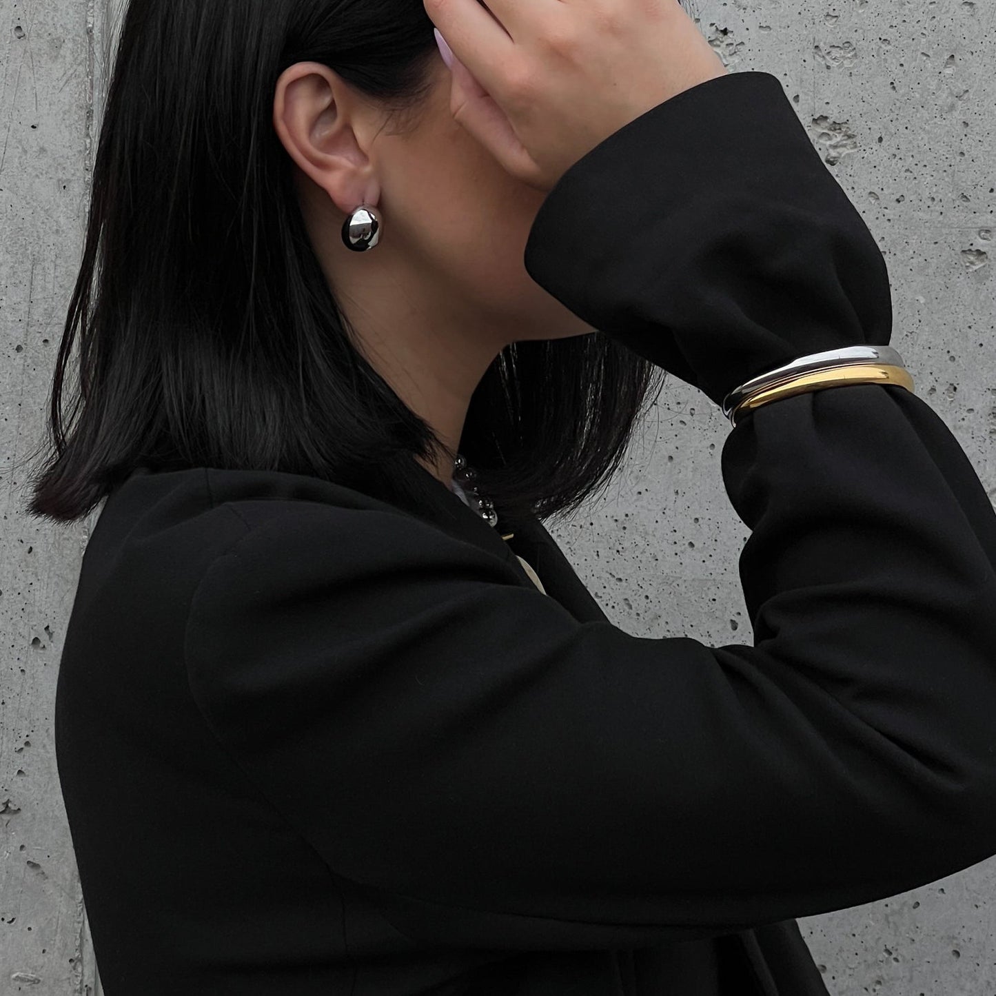 Pulsera minimalista geométrica de acero inoxidable para mujer con baño de oro y diseño de brazalete abierto