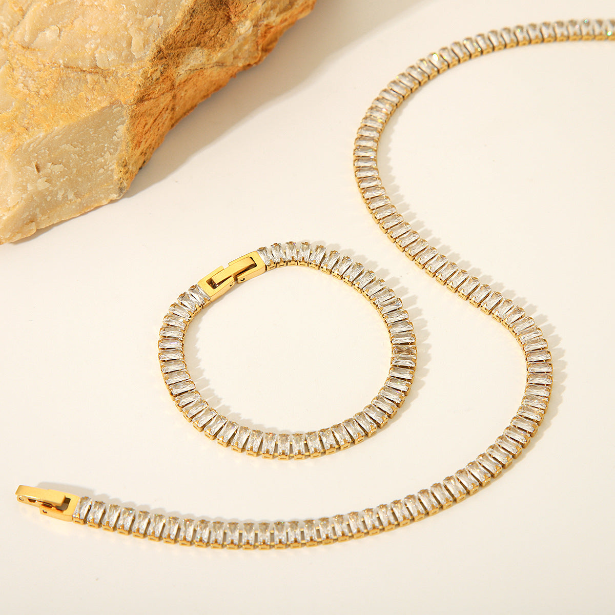 Collana con ciondolo quadrato geometrico in zircone per donna, catena clavicola in acciaio inossidabile con intarsio completo di zirconi