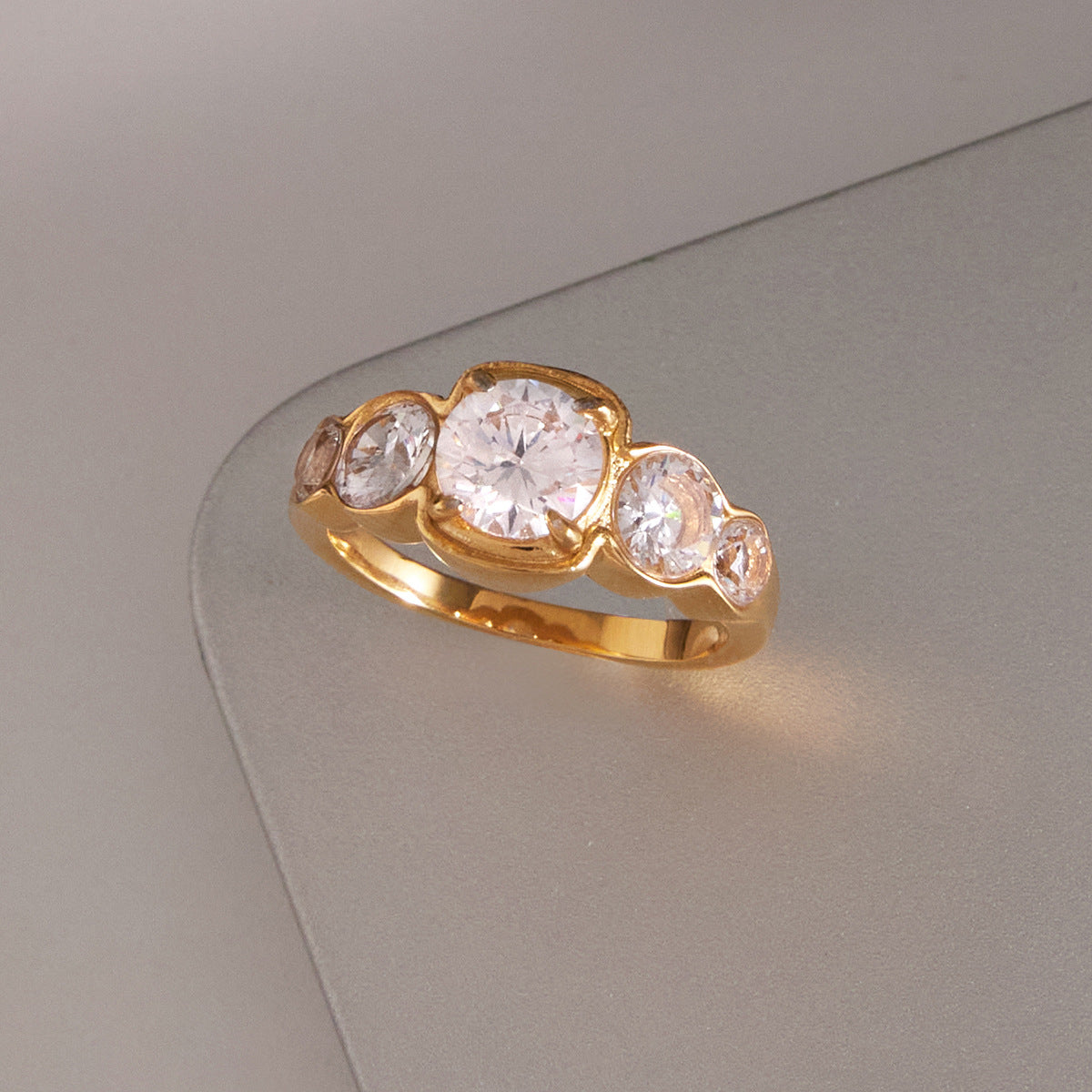 Anello da donna in acciaio inossidabile geometrico con accenti di zirconia placcato in oro 18 carati — Anello di lusso minimalista di tendenza