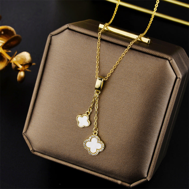 Collana con Pendente Minimalista Lusso Quadrifoglio in Acciaio al Titanio con Accenti di Strass e Finitura Placcata
