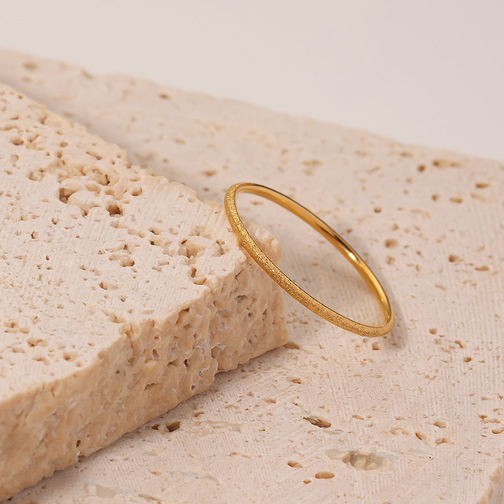 Anello da donna alla moda minimalista geometrico rotondo opaco in acciaio inossidabile placcato oro 18 carati