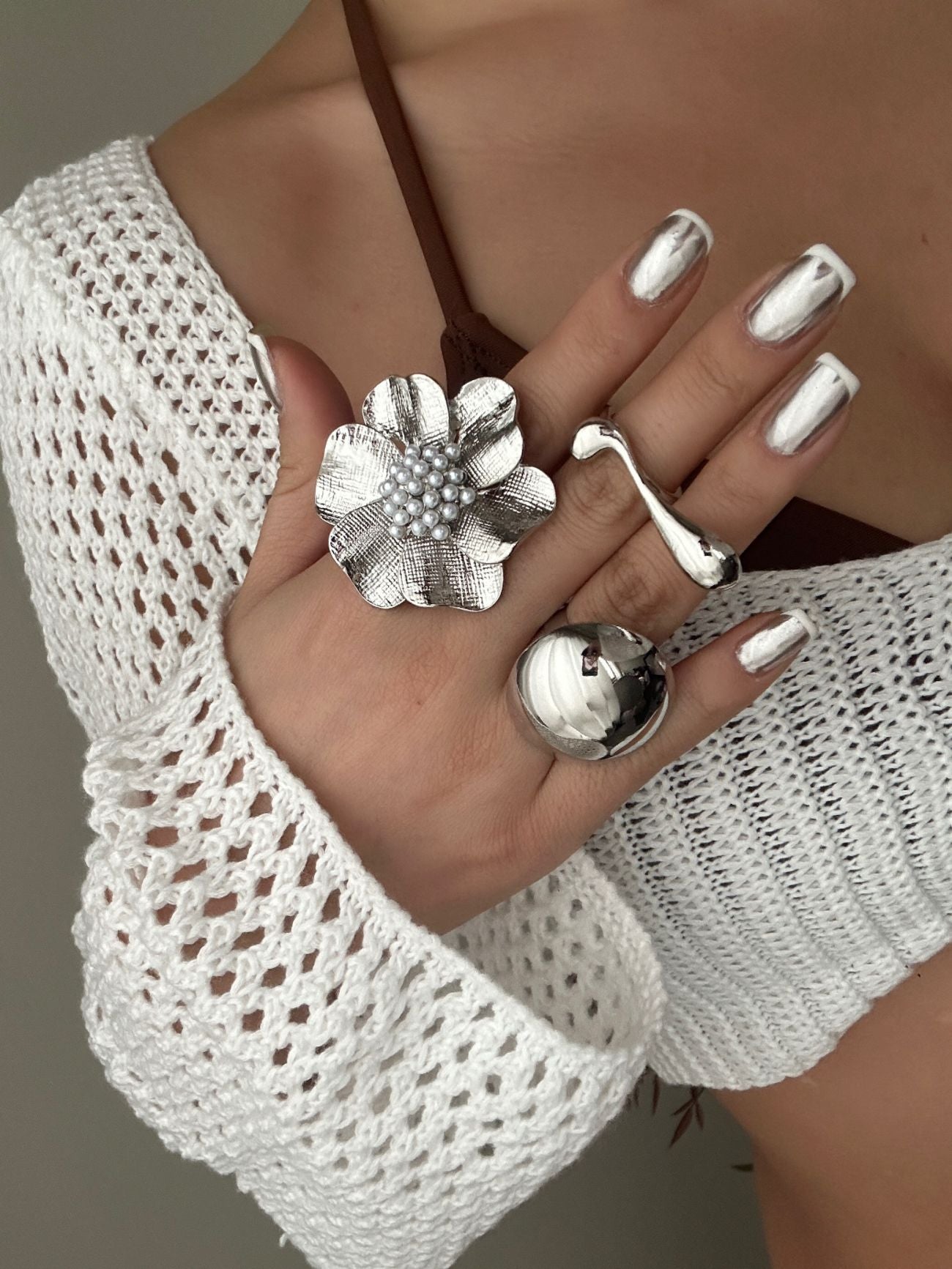 Elegante Anillo de Perlas Redondas con Diseño Floral de Aleación para Mujer