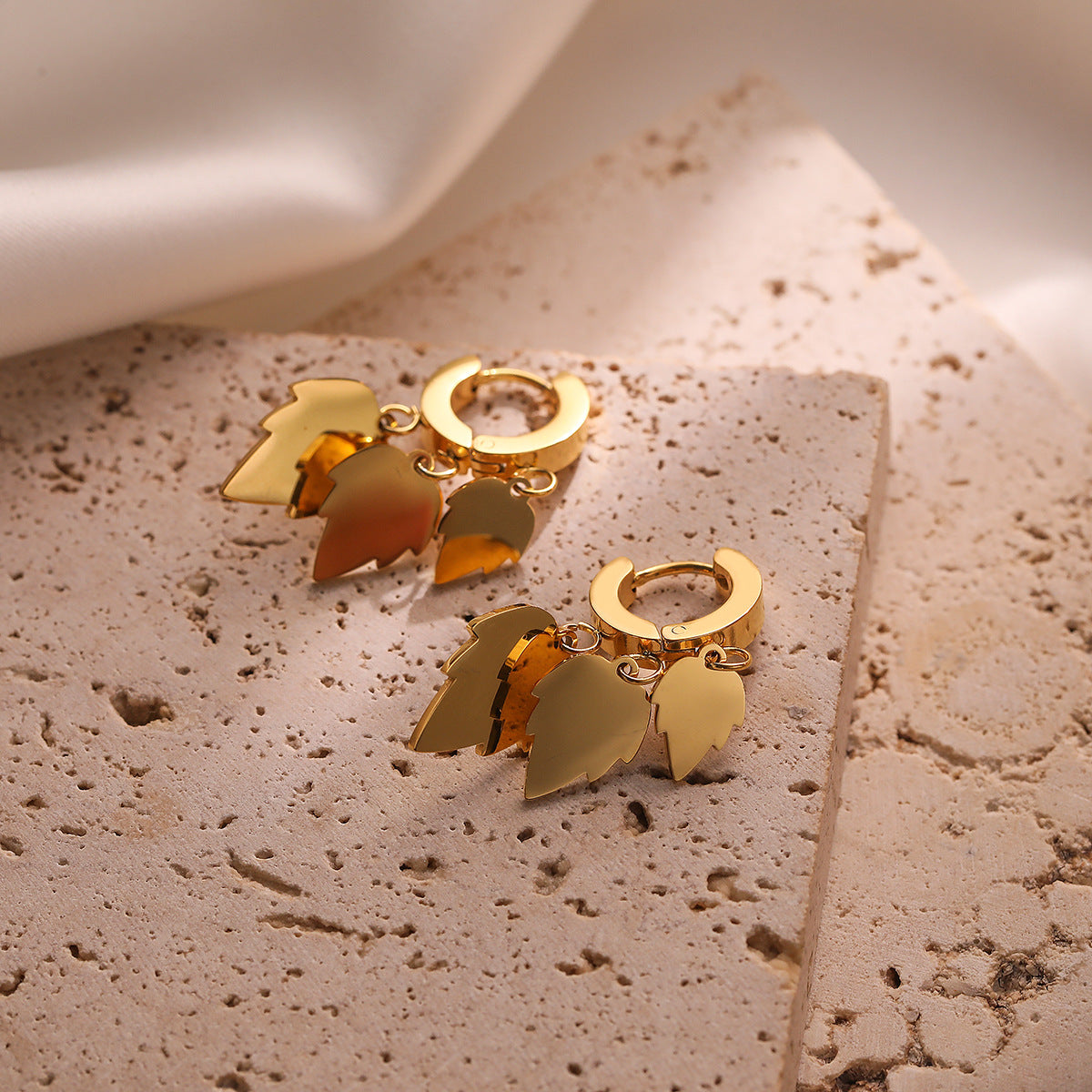 Orecchini minimalistici a forma di foglia in acciaio al titanio per donne con placcatura in oro vero, gioielli per l'orecchio di lusso leggeri e alla moda