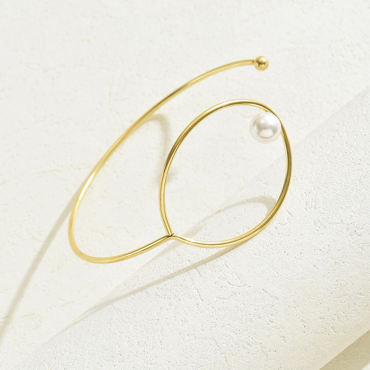Pulsera Redonda Geométrica Minimalista para Mujer Hecha de Aleación de Zinc con Incrustaciones de Perlas y Diseño Hueco