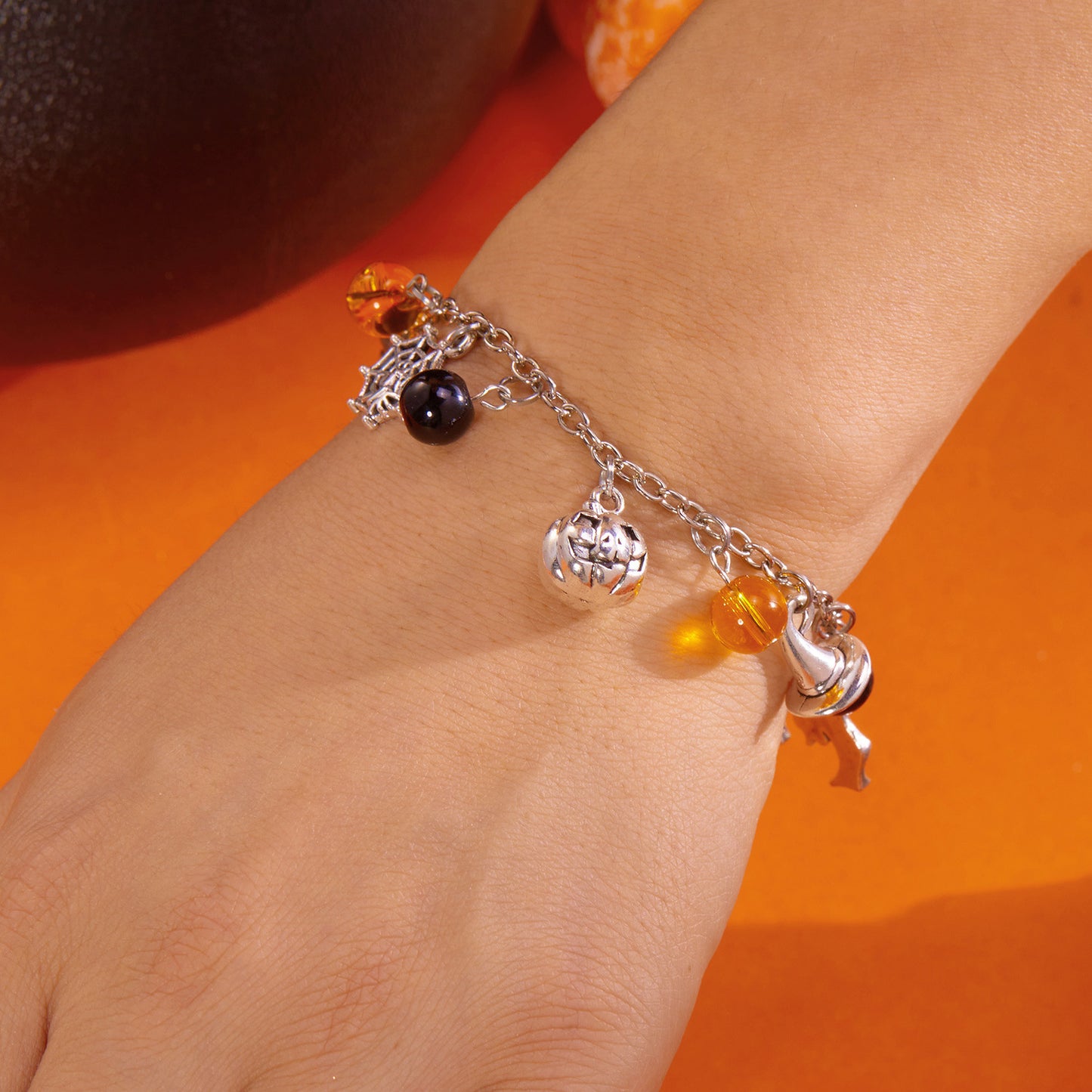 Pulsera con temática de Halloween con dije de calabaza de dibujos animados y fantasma, diseño de cuentas geométricas, pulsera chapada en aleación para mujer