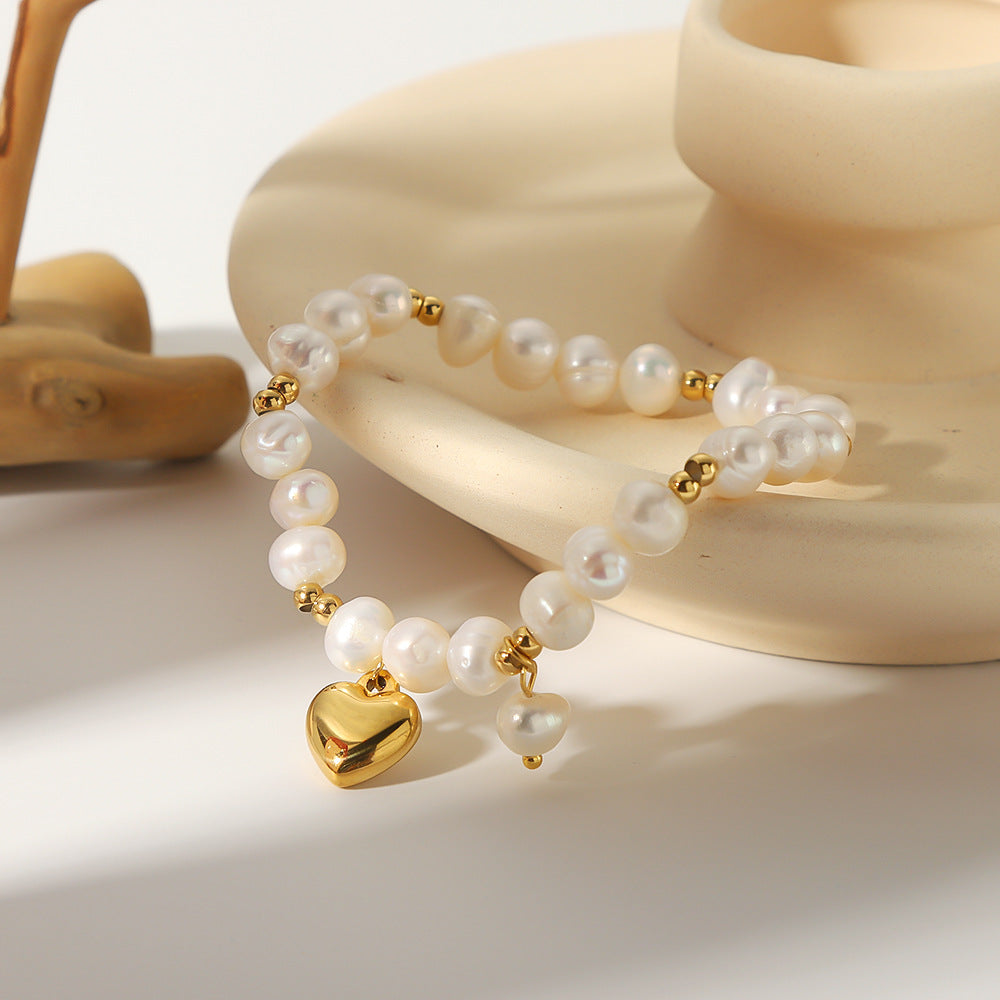 Bracciale da donna in perle d'acqua dolce a forma di cuore stile INS e acciaio al titanio con ciondolo in acciaio inossidabile placcato
