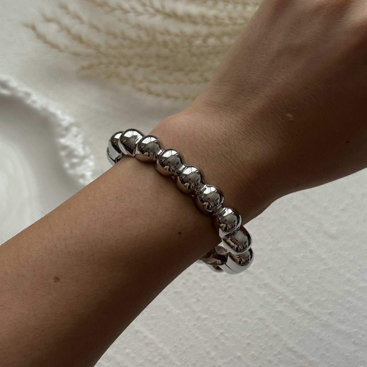 Bracciale rigido aperto in lega geometrica placcata alla moda