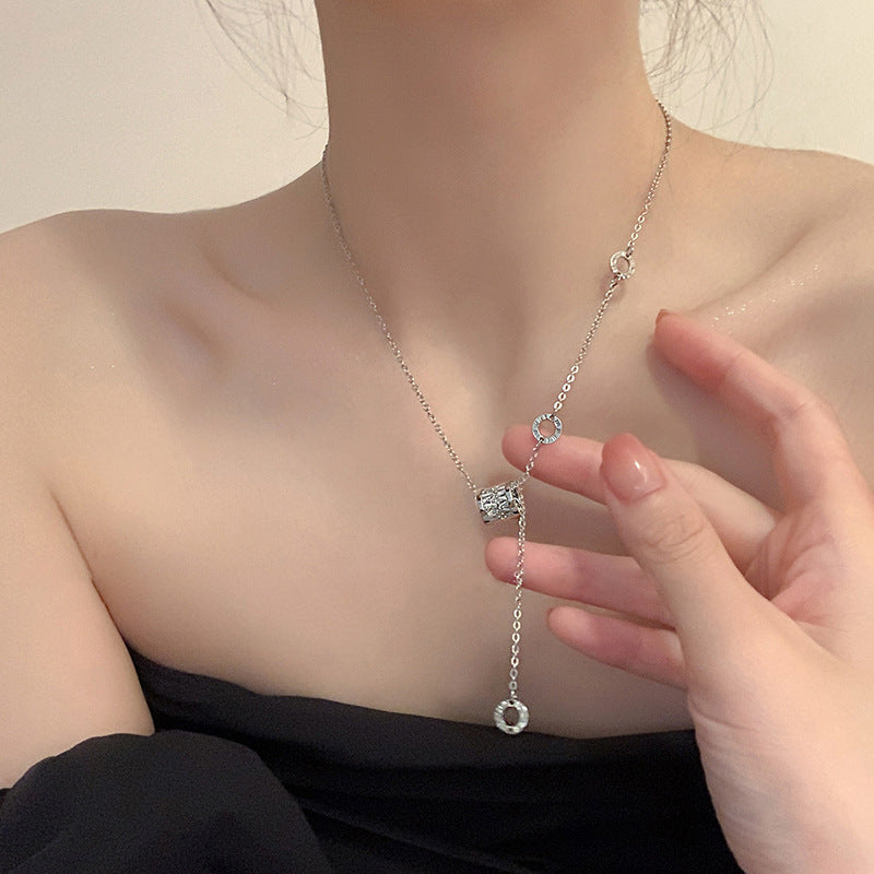 Collana con Ciondolo Minimalista a Forma di Coniglio in Acciaio al Titanio con Finitura Placcata Oro per Donna e Uomo, Delicata Catena alla Clavicola per Maglioni