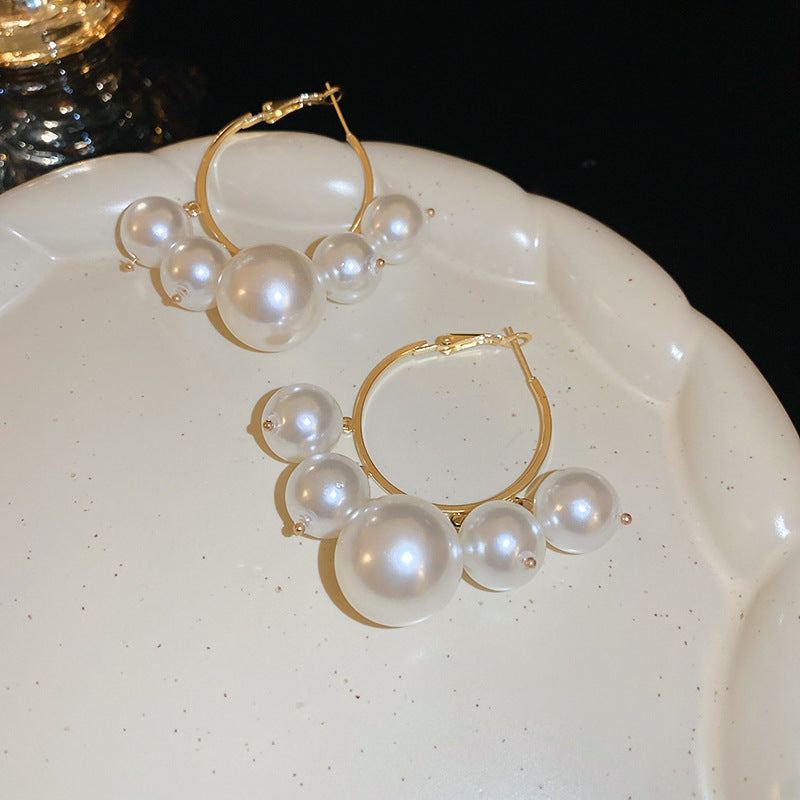 Elegantes pendientes florales de perlas con postes de plata chapados en oro para mujer
