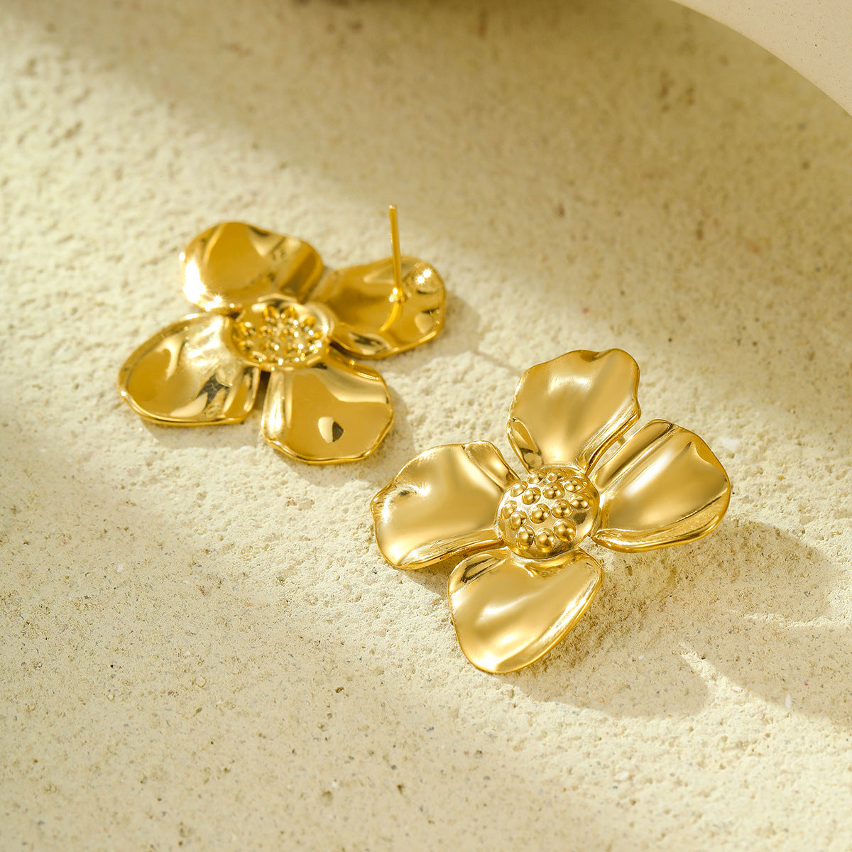 Orecchini a perno da donna vintage a forma di fiore in acciaio inossidabile placcato oro