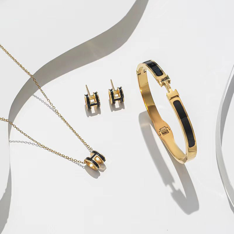 Set Minimalista di Bracciale Orecchini Collana da Donna con Lettera H in Acciaio al Titanio, Finitura Placcata Sottovuoto e Catena Ondulata