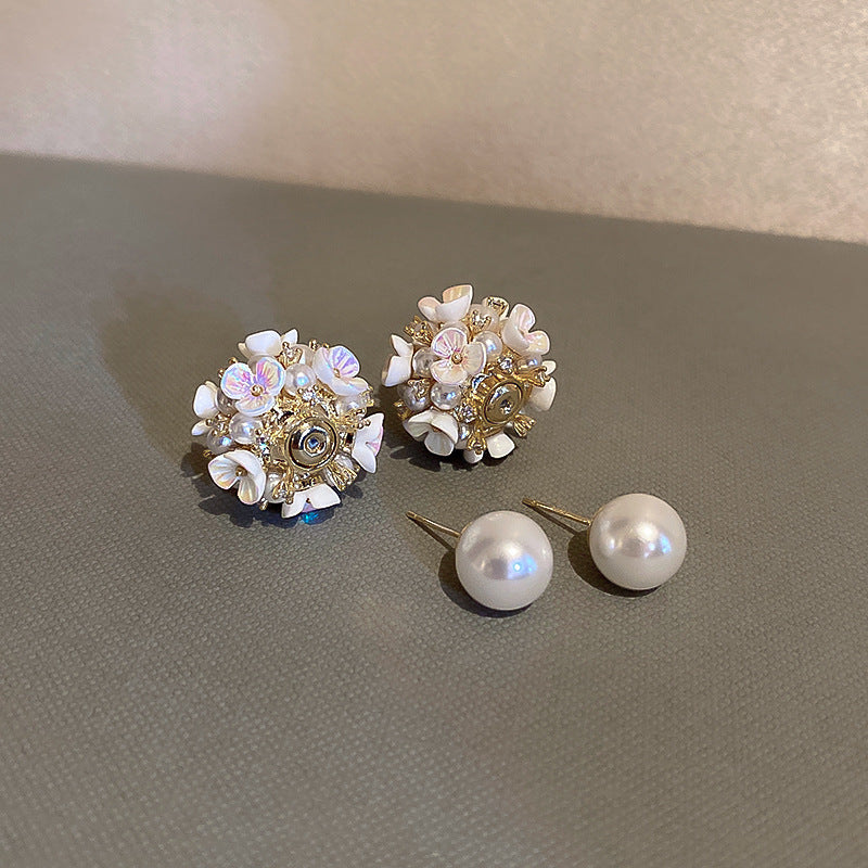 Elegantes pendientes florales de perlas con postes de plata chapados en oro para mujer