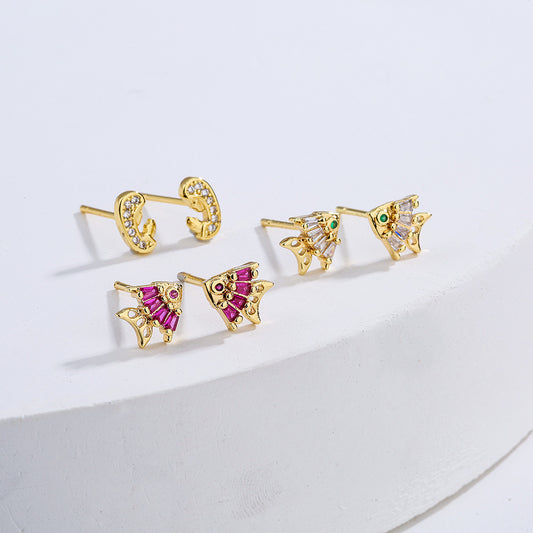 Pendientes de tuerca de pez geométricos minimalistas de cobre chapado en oro de 18 quilates con circonitas microengastadas para mujer