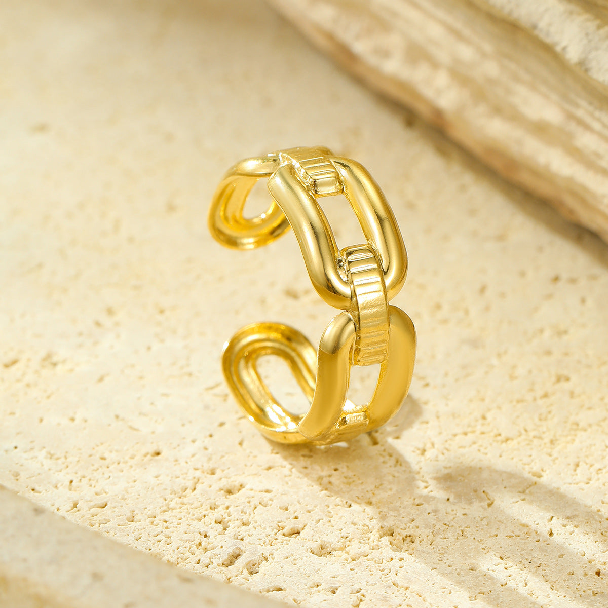 Anello da donna in acciaio al titanio a maglie quadre minimaliste con placcatura in oro 18 carati