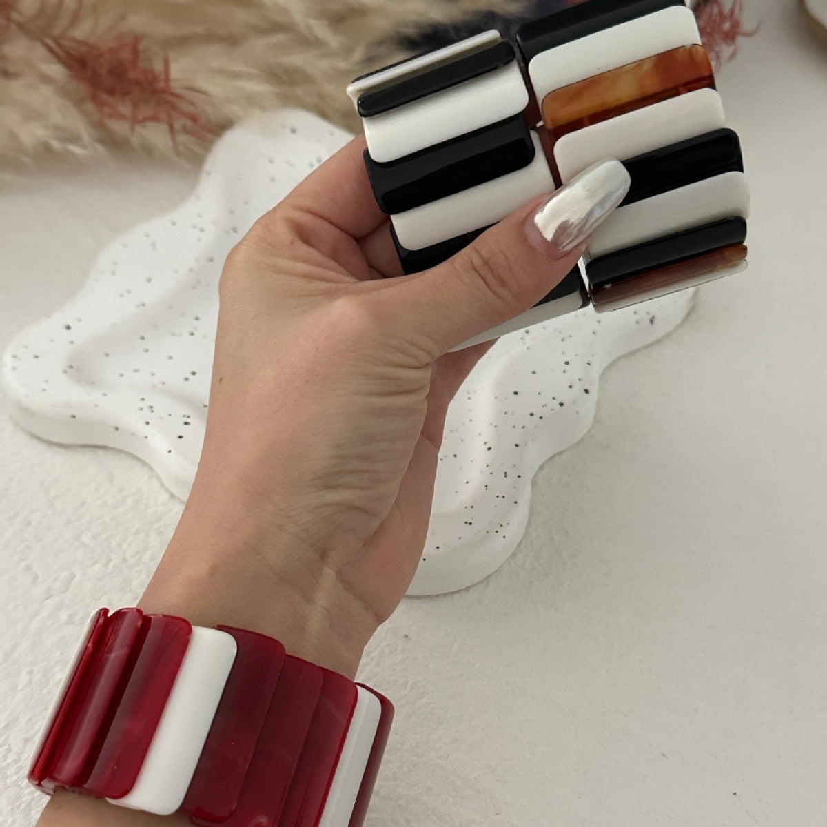 Bracciale tondo rigido da donna in resina acrilica a strisce, stile minimalista