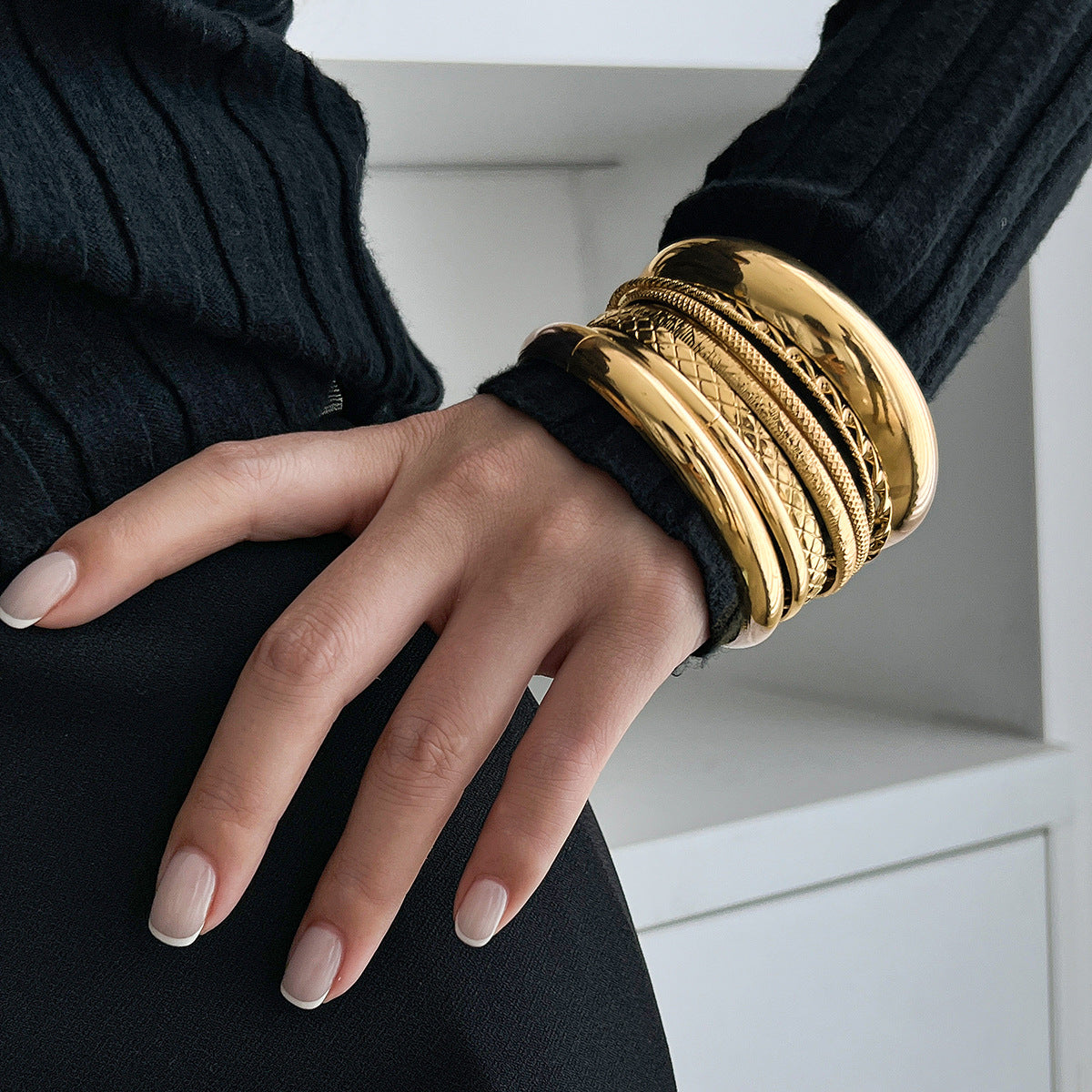 Set di bracciali vintage in metallo con texture geometrica a pelle di serpente, finitura lucida e superficie elettrolitica