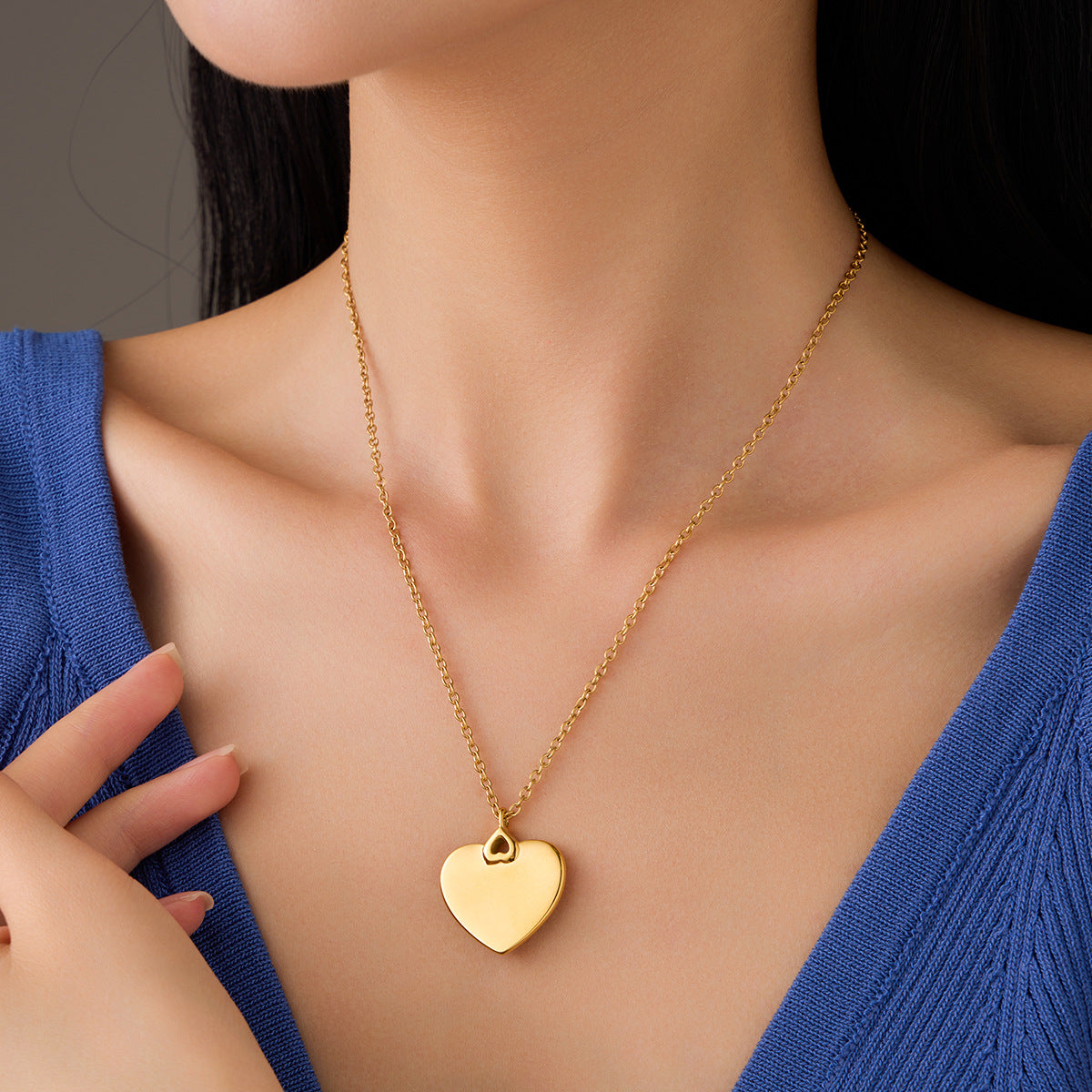 Elegante collar con colgante de acero inoxidable chapado en forma de corazón para mujer