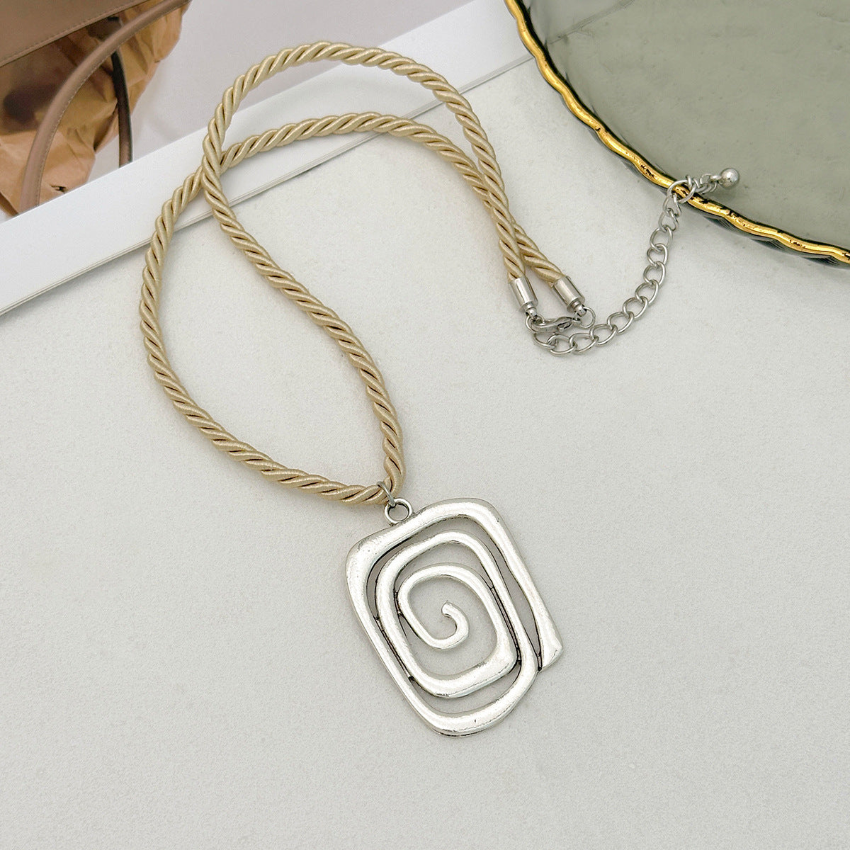 Exaggerated Floral Geometric Metal Pendant Necklace with Gold Plating for Women, Five-Petal Flower Design Locket Necklace