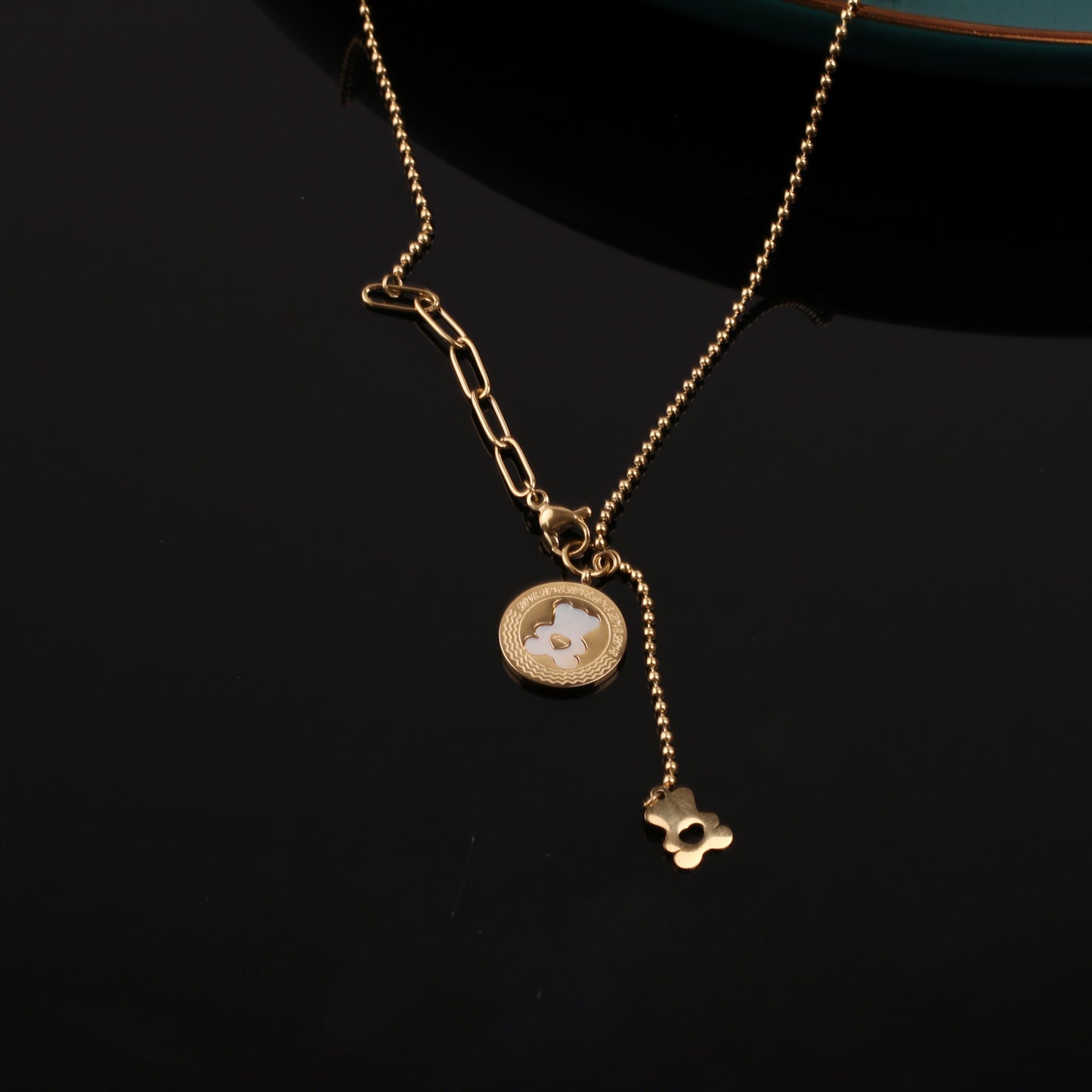 Collana con ciondolo a orsetto minimalista da donna in acciaio al titanio placcato oro, stile catena clavicola, design irregolare, collana lunga a strati