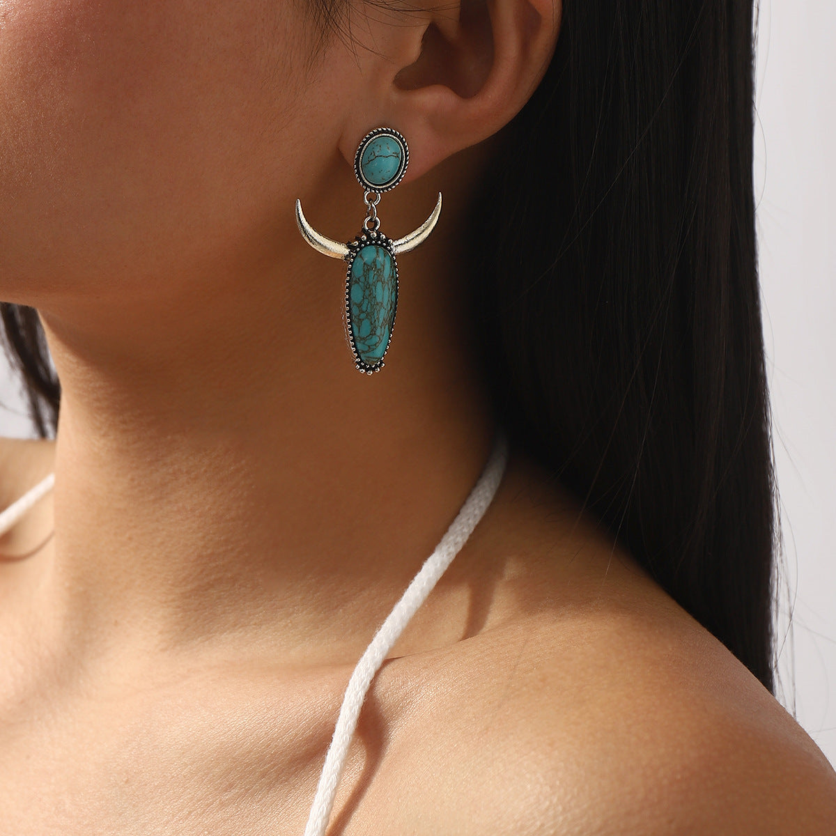 Pendientes bohemios de turquesa con cabeza de toro geométrica para mujer con base de aleación y acabado chapado