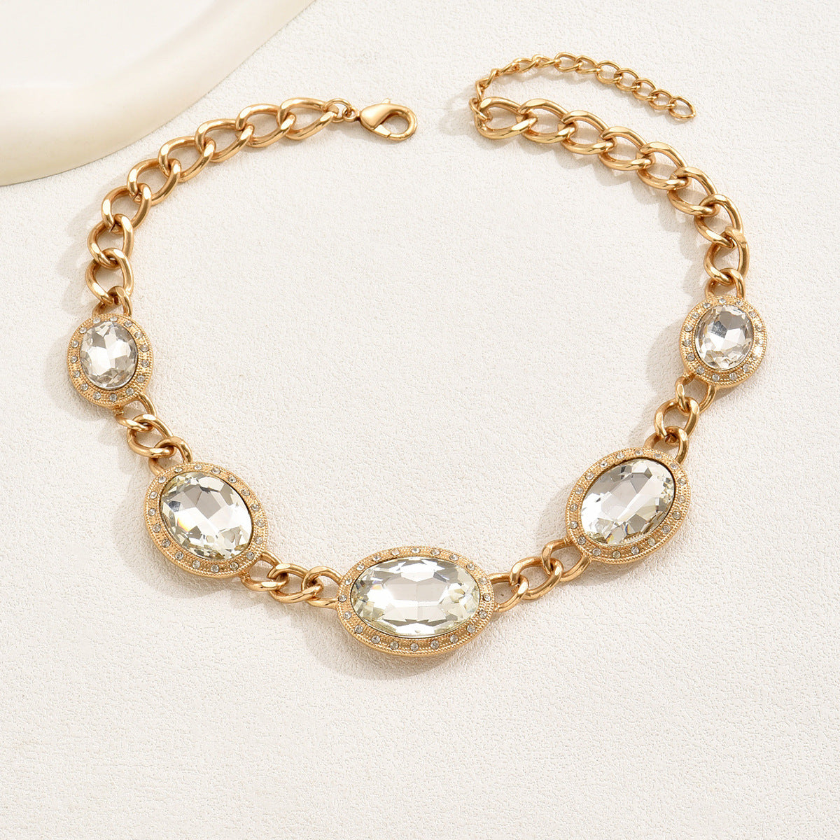 Collar de lujo con colgante geométrico para mujer, cadena de aleación con incrustaciones de diamantes de imitación, cadena minimalista versátil a la clavícula