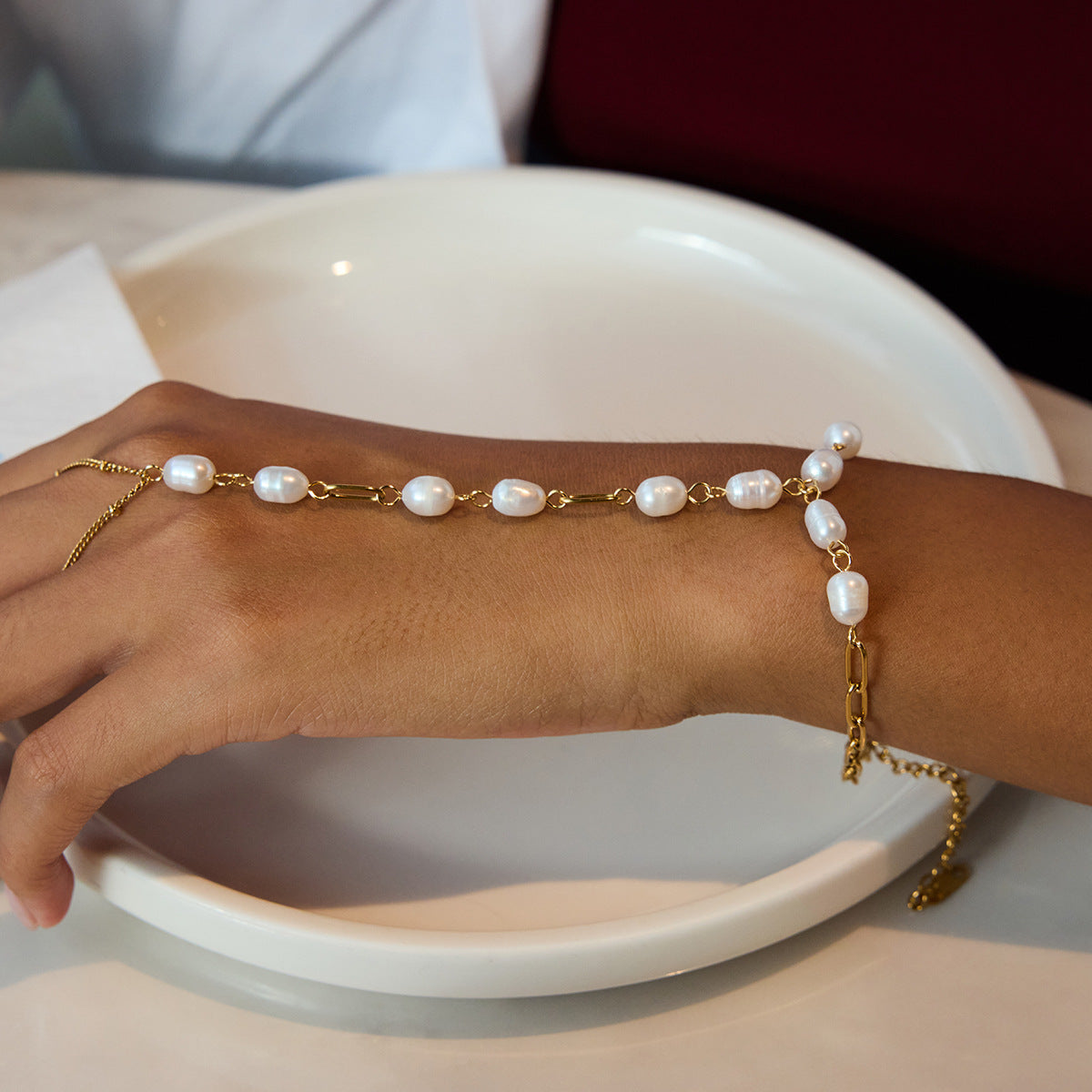 Bracciale ad anello da donna in acciaio inossidabile placcato con design geometrico minimalista e perla d'acqua dolce