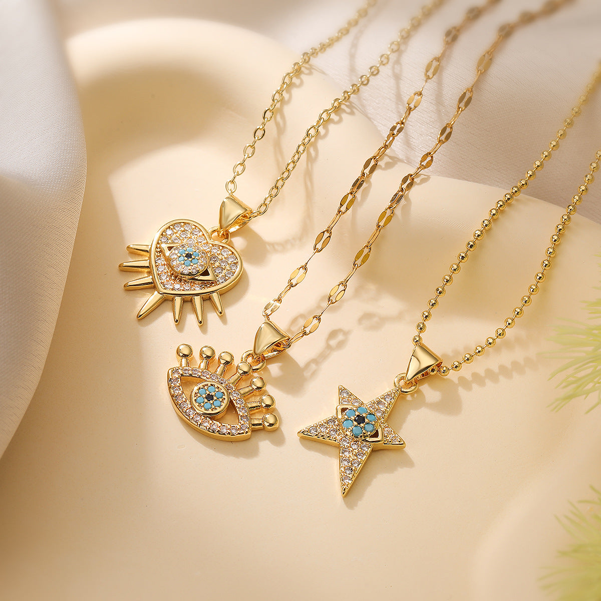 Collana con ciondolo a occhio di Allah geometrico irregolare e minimalista per donna in ottone placcato oro vero e intarsi di zirconi