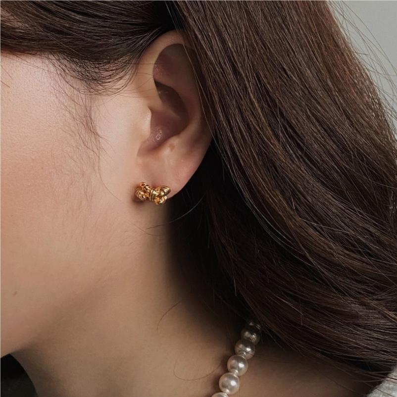 Pendientes de tuerca minimalistas de nudo de mariposa para mujer en plata de ley 925 con baño de oro