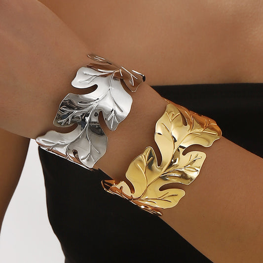 Bracciale in ferro minimalista a forma di foglia con finitura placcata, gioiello da mano alla moda