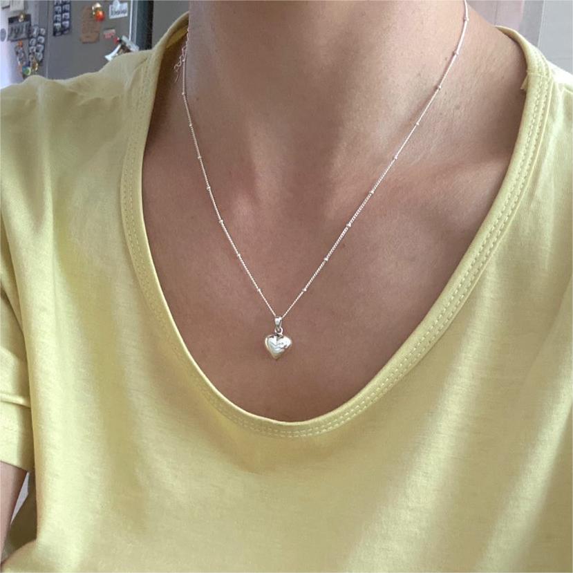 Collana Minimalista a Cuore Tonalità Fredde con Perline in Argento Sterling 925 e Catena a Maglie Irregolari