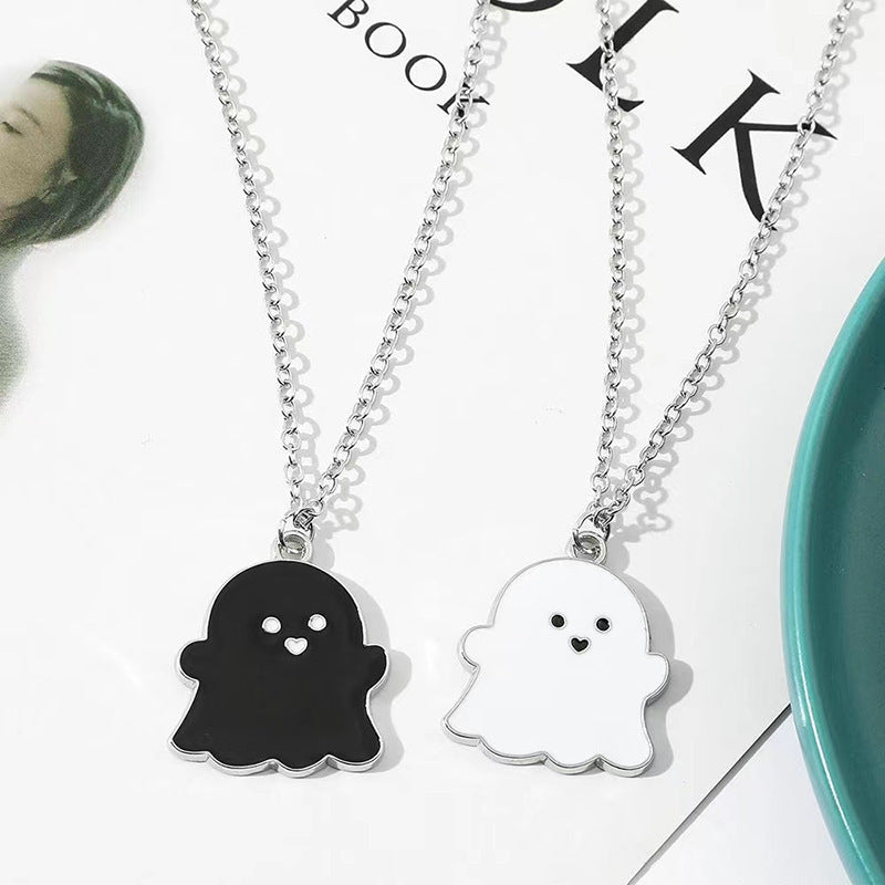 Collar con colgante de fantasma de dibujos animados en cobre con acabado galvanizado, joyería de Halloween en blanco y negro para mujer