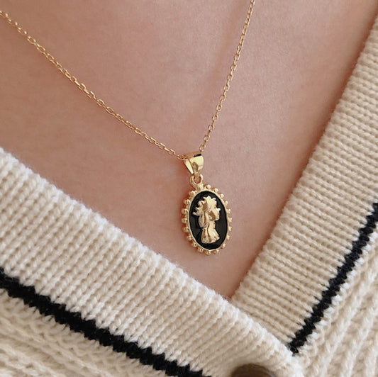Collar minimalista de plata de ley 925 con esmalte geométrico y retrato de ángel