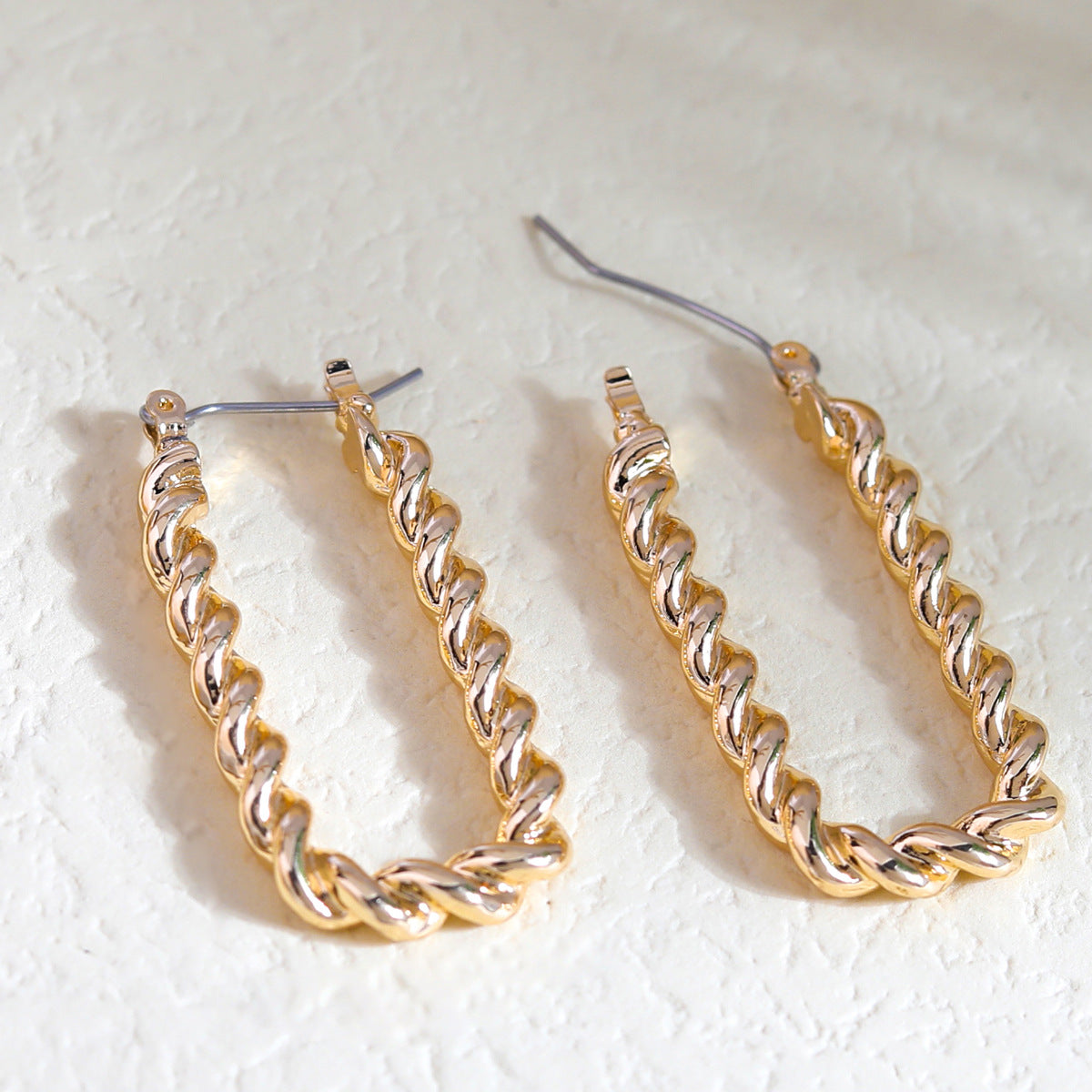 Pendientes de tuerca retro de diseño geométrico de cuerda trenzada de estilo francés para mujer con cuerpo de aleación pulida y acabado galvanizado