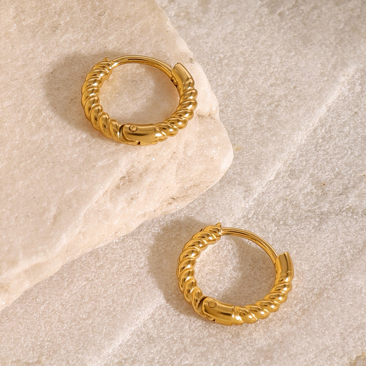 Orecchini a perno geometrici minimalisti in acciaio inossidabile con placcatura in oro 18K, design traforato per donna