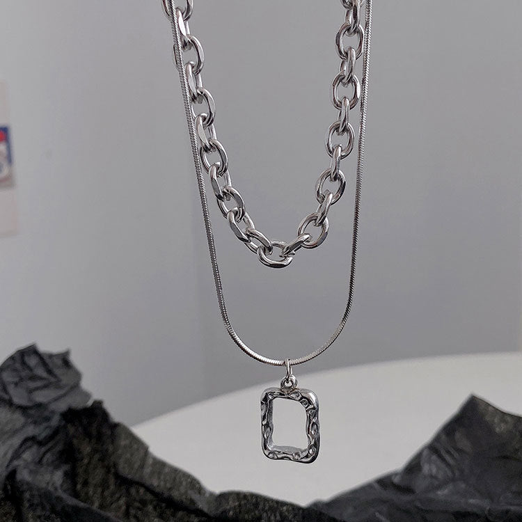 Collana Minimalista Geometrica in Acciaio Titanio con Finitura Lucida per Donna e Uomo, Design a Scatola Multistrato Impilabile