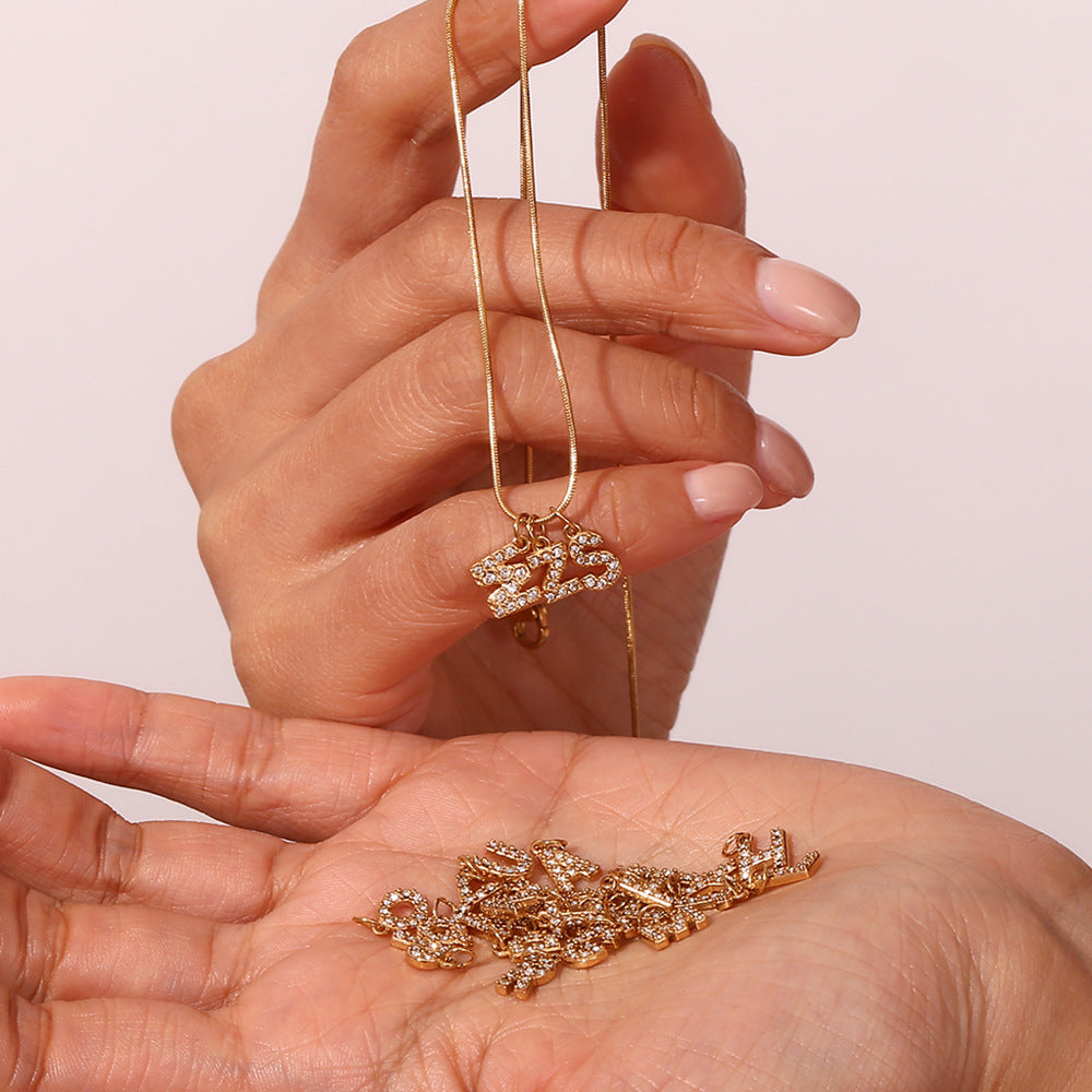 Collana pendente con iniziale in acciaio inossidabile placcato oro 18K e intarsio di strass, stile minimalista