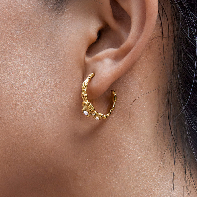 Pendientes de botón minimalistas geométricos en forma de C de acero inoxidable con incrustaciones de diamantes de imitación y acabado chapado con textura martillada