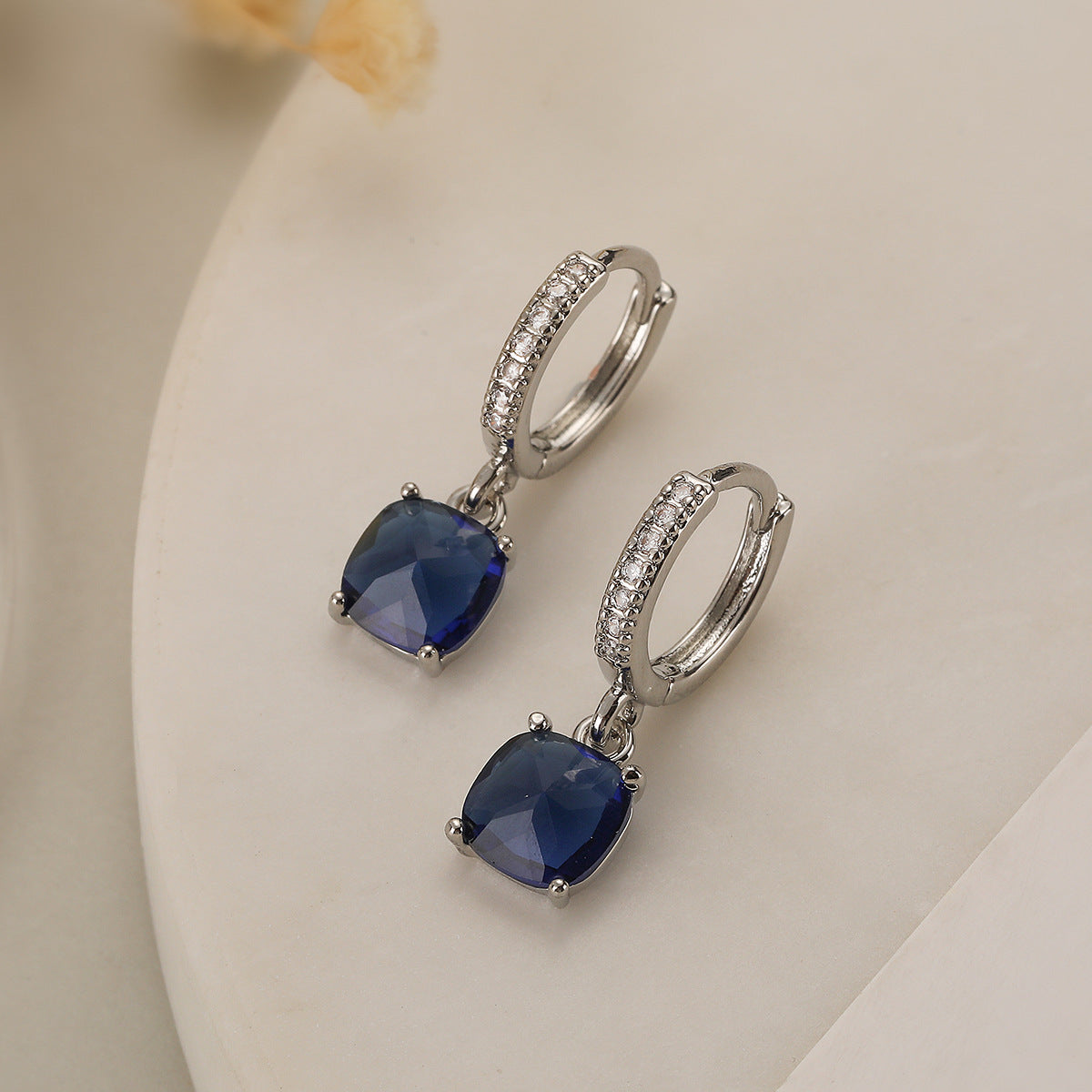 Orecchini da donna geometrici minimalisti in rame con placcatura in oro vero e accenti di zirconi