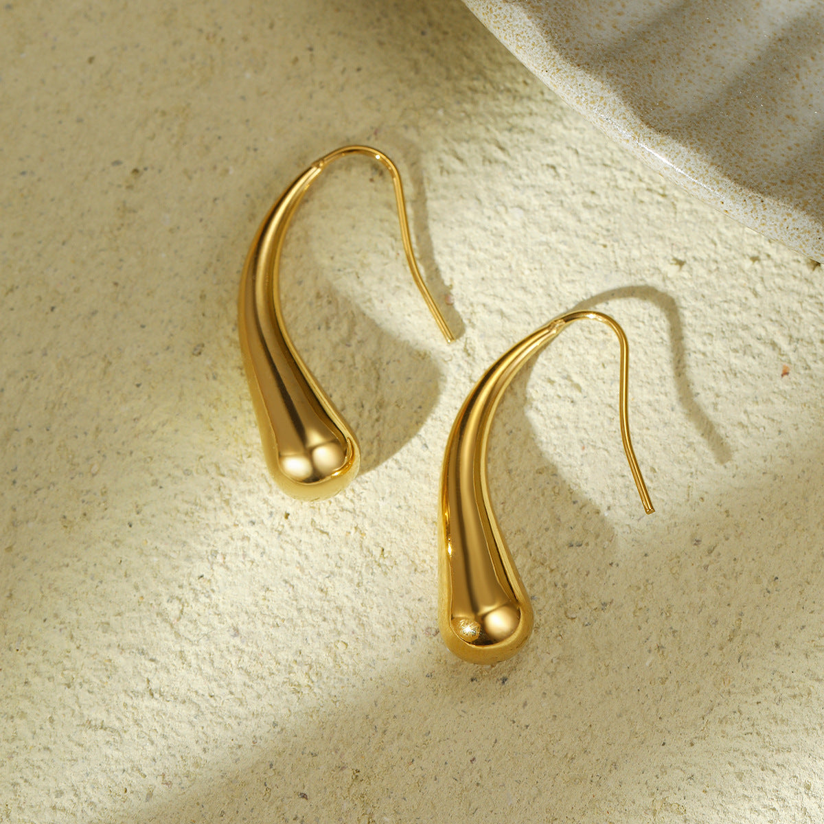 Juego de pendientes y pulsera de acero titanio con chapado en oro de 18K con forma de C de estilo vintage para mujer
