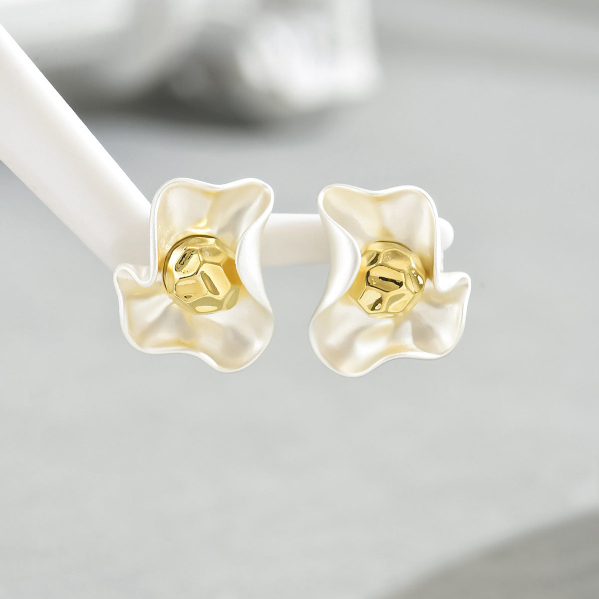 Aretes florales minimalistas para mujer con base de cobre y acabado galvanizado, delicada textura de pétalos y dulce estética natural