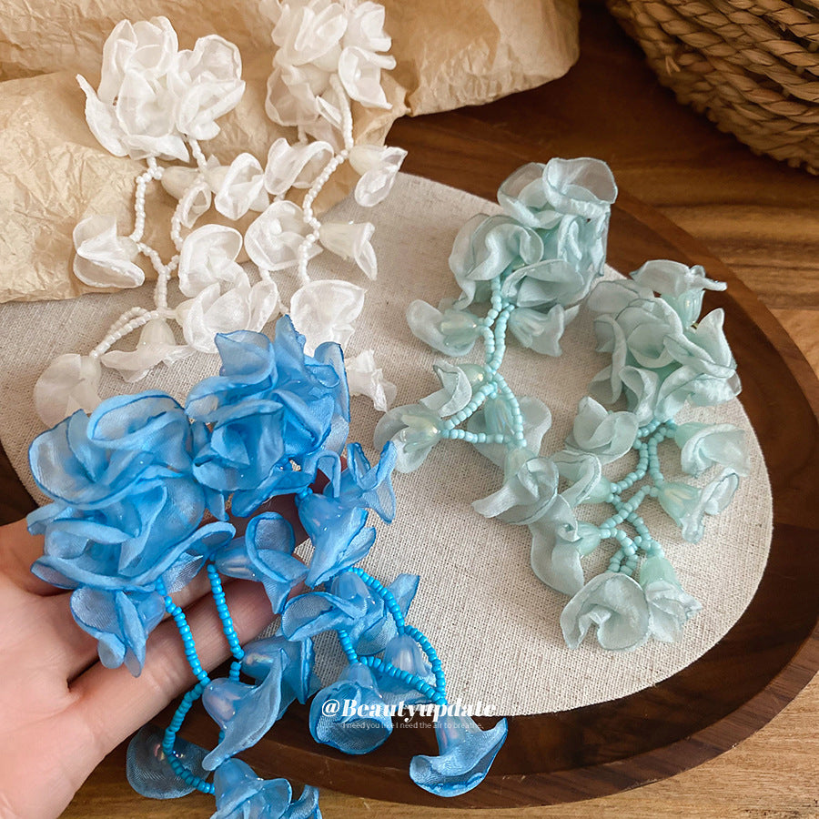 Orecchini a perno con nappe floreali dolci, perle in tessuto satinato e perni in acciaio inossidabile da donna